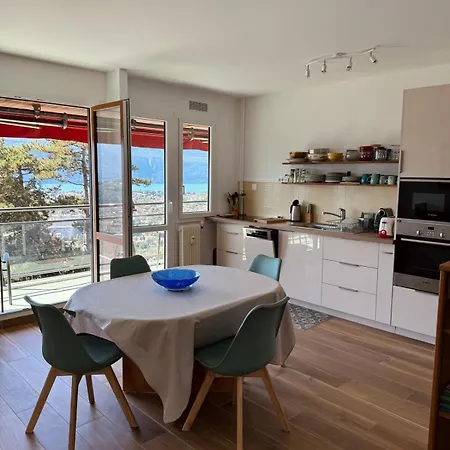 Bright 50m With Magnificent View Apartment *
